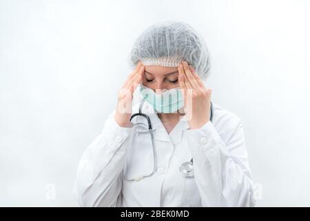 Müde Krankenschwester nach der Arbeit in einer Laborklinik mit Stethoskop. Stockfoto