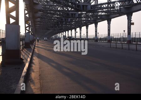 Kalkutta. April 2020. Während der landesweiten Sperrung in Kalkutta, Indien am 13. April 2020, sind auf der Howrah-Brücke nur wenige Passagiere zu sehen. Der indische Premierminister Narendra Modi hat am Dienstag die landesweite Sperrung bis zum 3. Mai inmitten der COVID-19-Pandemie verlängert. Kredit: Str/Xinhua/Alamy Live News Stockfoto