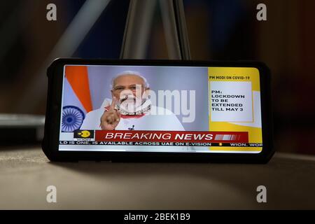 Neu Delhi, Indien. April 2020. Ein Film auf einem Mobiltelefon zeigt den indischen Premierminister Narendra Modi, der in einer Fernsehrede in Neu-Delhi, Indien, am 14. April 2020 die Nation anspricht. Modi verlängerte am Dienstag die landesweite Sperre bis zum 3. Mai inmitten der COVID-19-Pandemie. Kredit: Javed Dar/Xinhua/Alamy Live News Stockfoto