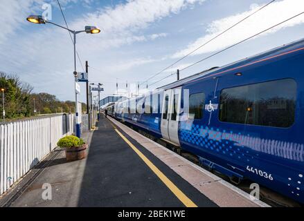 Longniddry, East Lothian, Schottland, Vereinigtes Königreich. April 2020. Covid-19 Sperrung: Am ersten Arbeitstag nach dem Osterfeiertag sind die ländlichen Bahnhofsparkplätze in einem normalerweise sehr belebten Nahverkehrsgürtel fast leer. Niemand wird gesehen, wie man den Scotrail-Zug ein- oder aussteigen kann. Stockfoto