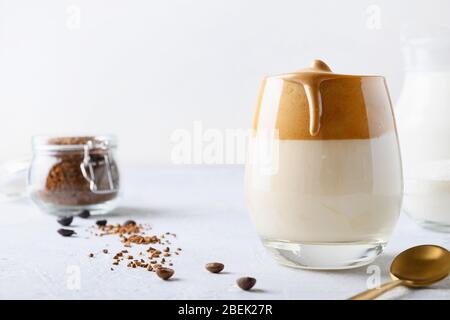 Hausgemachter Dalgona Kaffee im Glas mit Zutaten. Rezept populäre koreanische Getränk Latte mit Schaum von Instant-Kaffee. Während der Quarantäne wurde ein neues Getränk kreiert Stockfoto