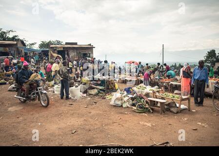 Fort Portal / Uganda - 30. September 2016: Lokaler Markt voller Menschen mit allen Arten von Produkten im ländlichen Uganda Stockfoto