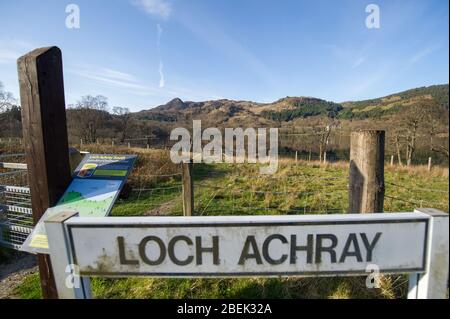 Loch Achray, Großbritannien. 13. April 2019. Bild: (Hauptbild) Loch Achray und Campingplatz, der leer ist. (Oben links) Ben A’an Berg. Normalerweise ein touristischer Hotspot mit Hunderten von Wanderern, heute nicht ein Wanderer auf dem Gipfel während eines hellen und heißen sonnigen Frühlings Ostermontag gefunden. Aufgrund der britischen und schottischen Absperrung des Coronavirus (COVID-19) hat die Polizei die Sperrung durchgesetzt und die Menschen haben die Warnung ernst genommen, da alle Touristen- und Schönheits-Hotspots mit Straßensperren abgesperrt wurden. Quelle: Colin Fisher/Alamy Live News. Stockfoto