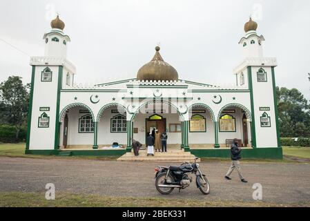 Fort Portal / Uganda - 30. September 2016: Wunderschöne Moschee mit Motorrad und Menschen im Haupteingang Stockfoto