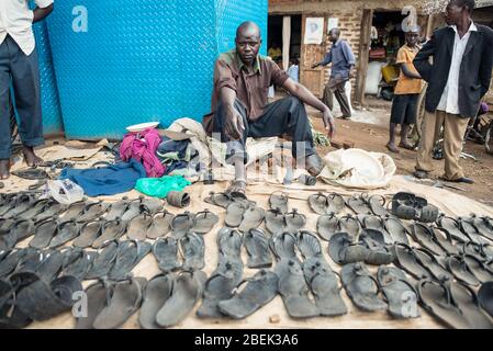 Fort Portal / Uganda - 30. September 2016: Porträt des Verkäufers im Verkaufsstand Sandalen aus gebrauchten Reifen auf einem Markt in Uganda Stockfoto