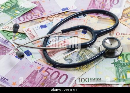 Stethoskop auf verschiedenen Euro-Banknoten. Medizinische Kosten, Versicherung, Reichtum, Gesundheit, Bildungskonzept. Stockfoto