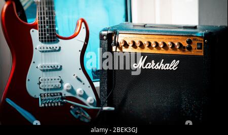 Electric Guitar and Marshall Amplifier, Marshall Amplification wurde von Jim Marshall in London um 1962 gegründet. Stockfoto