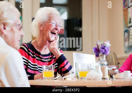 Ein Rentner, der das Café Age UK in Darlington, Grafschaft Durham, Großbritannien, nutzt. 9. April 2017. Foto: Stuart Boulton. Stockfoto