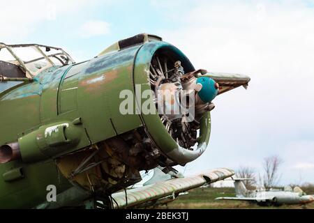 Alte zerstörte sowjetische verlassene Militärflugzeuge auf dem Feld in der Ukraine. Ehemalige sowjetische Flugzeugwrack nach dem zweiten Weltkrieg Stockfoto