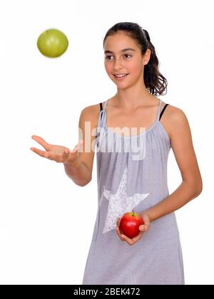 Studio-Aufnahme von jungen glücklichen Teenager-Mädchen mit grünen und roten Apfel Stockfoto