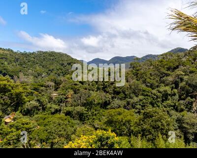 Allgemeine Ansicht des Hügels mit atlantischen Wald Vegetation bedeckt, Areal, Rio de Janeiro, Brasilien Stockfoto