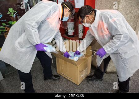 Girona, Spanien. April 2020. Spanische Mitglieder des Zivilschutzes bereiten sich darauf vor, Gesichtsmasken als vorbeugende Maßnahme gegen die Ausbreitung des Coronavirus (COVID-19) am Bahnhof von Girona zu verteilen.die spanische Regierung stellt nach 31 Tagen Haft wieder nicht-wesentliche Arbeitsplätze in Katalonien her. Mehr als 1,700,000 Menschen kehren zur Arbeit zurück. Zivilschutz- und Polizeibeamte verteilen Masken an Zug- und Busbahnhöfen, um die Ausbreitung von Covid-19 zu verhindern. Quelle: SOPA Images Limited/Alamy Live News Stockfoto