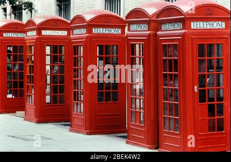 Reihe von roten Telefonzellen Kioske, Broad Court, Covent Garden, London, England, Großbritannien. Stockfoto