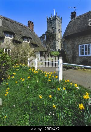 Strohgedeckte Hütten und Kirche im Frühling. Godshill. Isle of Wight. GROSSBRITANNIEN. Stockfoto