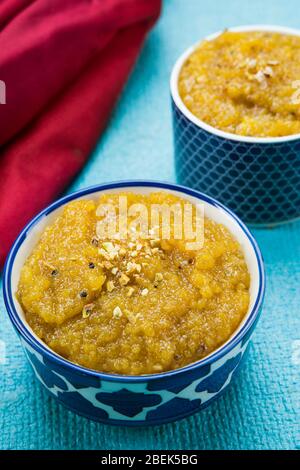 Köstliche Moong dal Halwa in Schalen auf einem Tisch gehalten. Stockfoto