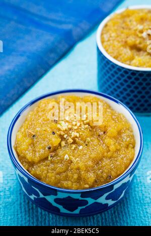 Köstliche Moong dal Halwa in Schalen auf einem Tisch gehalten. Stockfoto