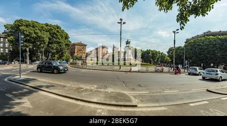 MAILAND, ITALIEN - 1. AUGUST 2019 - Panorama des Largo Cairoli Platzes und des Giuseppe Garibaldi Denkmals vor dem Castello Sforza, italienisch: Stockfoto