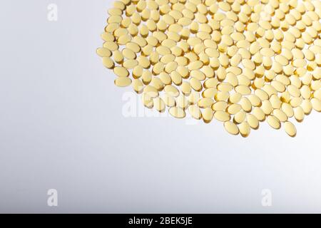 Softgels von Omega-3 auf hellem Hintergrund mit Kopierraum. Fischöl auf weißem Hintergrund. Gelbe Kapseln mit Medizin. Medizinisches Medikament von Stockfoto