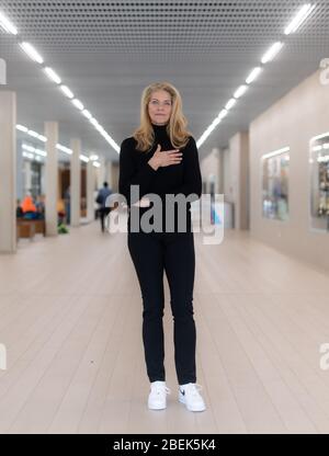 Dresden, Deutschland. Februar 2020. EXKLUSIV - Rica Reinisch, Olympiasieger im Schwimmen, steht in der Schwimmhalle in der Freiberger Straße. Anlass ist der 40. Jahrestag ihrer drei Olympiasiege 1980 - sie war damals 15 Jahre alt, musste aber zwei Jahre später ihre Karriere beenden. Quelle: Robert Michael/dpa/Alamy Live News Stockfoto