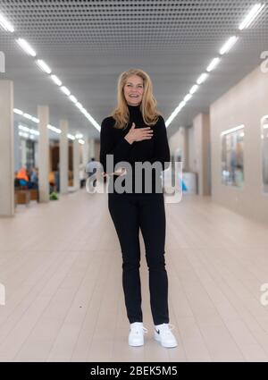 Dresden, Deutschland. Februar 2020. EXKLUSIV - Rica Reinisch, Olympiasieger im Schwimmen, steht in der Schwimmhalle in der Freiberger Straße. Anlass ist der 40. Jahrestag ihrer drei Olympiasiege 1980 - sie war damals 15 Jahre alt, musste aber zwei Jahre später ihre Karriere beenden. Quelle: Robert Michael/dpa/Alamy Live News Stockfoto