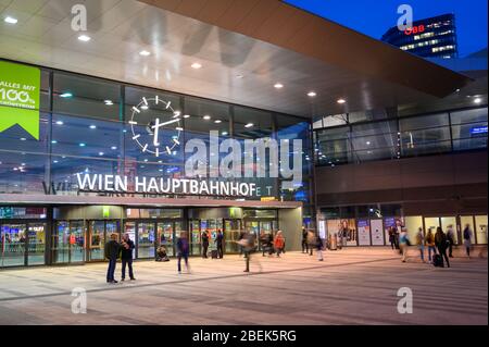 Wien, Österreich. 2019/10/29. Wien Hauptbahnhof – der Hauptbahnhof von Wien. Gedreht am Abend. Stockfoto