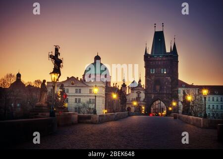 Sonnenaufgang auf der Karlsbrücke in Prag 8. April 2020 Stockfoto