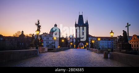 Sonnenaufgang auf der Karlsbrücke in Prag 8. April 2020 Stockfoto