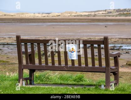 Bank mit Hinweis für Aberlady Ostereierjagd während Coronavirus Covid-19 Pandemie Lockdown, East Lothian, Schottland, Großbritannien Stockfoto