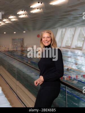 Dresden, Deutschland. Februar 2020. EXKLUSIV - Rica Reinisch, Olympiasieger im Schwimmen, steht in der Schwimmhalle in der Freiberger Straße. Anlass ist der 40. Jahrestag ihrer drei Olympiasiege 1980 - sie war damals 15 Jahre alt, musste aber zwei Jahre später ihre Karriere beenden. Quelle: Robert Michael/dpa/Alamy Live News Stockfoto