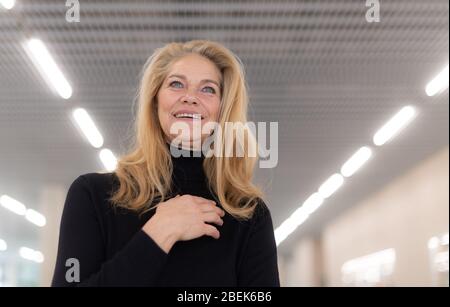 Dresden, Deutschland. Februar 2020. EXKLUSIV - Rica Reinisch, Olympiasieger im Schwimmen, steht in der Schwimmhalle in der Freiberger Straße. Anlass ist der 40. Jahrestag ihrer drei Olympiasiege 1980 - sie war damals 15 Jahre alt, musste aber zwei Jahre später ihre Karriere beenden. Quelle: Robert Michael/dpa/Alamy Live News Stockfoto