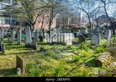 Großbritannien, England, London. Bunhill Fields: Ein uralter Friedhof, auf dem John Bunyan, William Blake und Daniel Defoe begraben sind Stockfoto