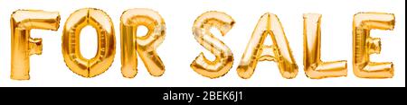 Worte ZUM VERKAUF aus goldenen aufblasbaren Ballons auf weißem Hintergrund isoliert. Helium Ballons Gold Folie bilden Worte zum Verkauf. Rabatt und Stockfoto