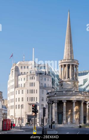 Europa, Großbritannien, England, London, Regent Street. BBC Broadcasting House und die John Nash entwarfen Kirche aller Seelen, Langham Place Stockfoto