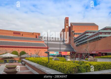 Großbritannien, London, Euston Road. The British Library: Die britische Nationalbibliothek und die größte Bibliothek der Welt nach Anzahl der katalogisierten Gegenstände Stockfoto