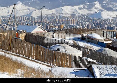 Vororte von Ulaan Baatar auf den Hügeln rund um die Stadt Stockfoto