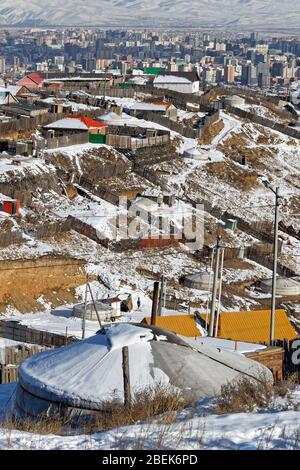 Vororte von Ulaan Baatar auf den Hügeln rund um die Stadt Stockfoto