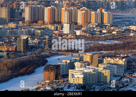 Ulaan Baatar Gebäude des Stadtzentrums bei Sonnenuntergang Licht Stockfoto