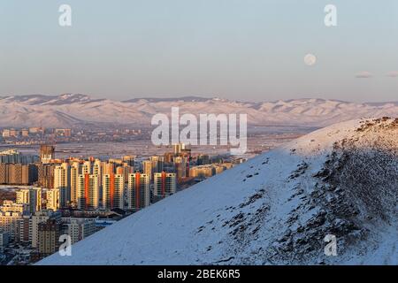 Ulaan Baatar Gebäude des Stadtzentrums bei Sonnenuntergang Licht Stockfoto