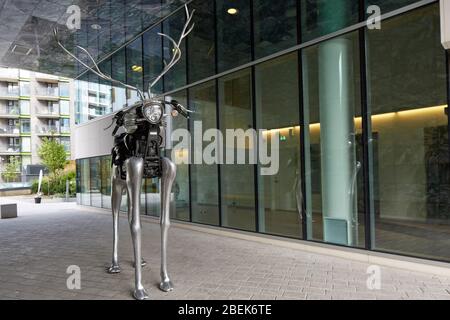 Rudolph die Chrome Noed Rentier Skulptur, Motorrad-Skulptur von Magne Furuholmen und Apparatjik in Tjuvholmen in Oslo, Norwegen Stockfoto