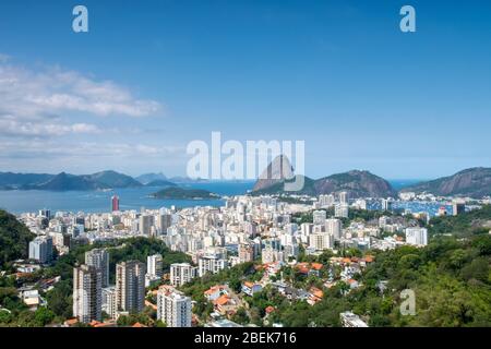 Südamerika, Brasilien, Rio de Janeiro. Blick auf die Botafogo Wohnviertel mit Zuckerhut Berg und Guanabara Bay dahinter Stockfoto