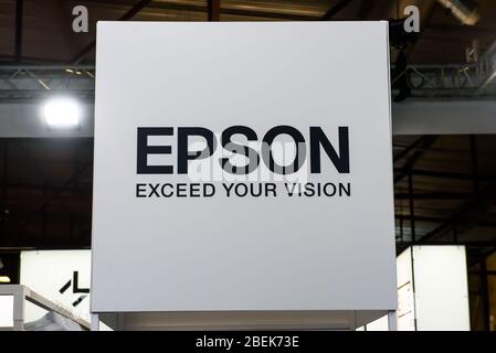 RIGA, LETTLAND. Oktober 2019. Logo der Firma EPSON. EPSON ist ein japanisches Elektronikunternehmen und einer der weltweit größten Hersteller von Umrechnungsformeln Stockfoto