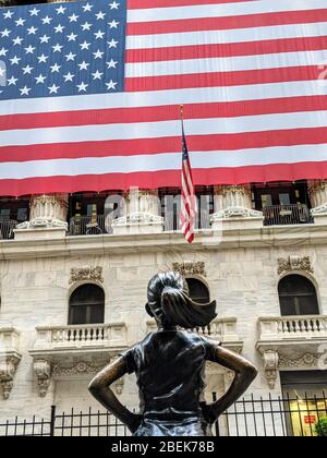 New York Stock Exchange Building und Fearless Girl Statue während der Coronavirus-Pandemie in Lower Manhattan. Stockfoto