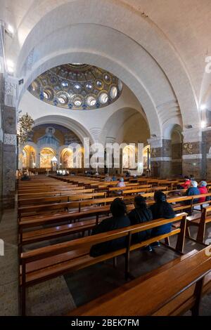 Basilika unserer Lieben Frau vom Rosenkranz in Lourdes, Frankreich, Europa Stockfoto