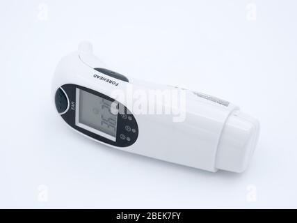 Digitales medizinisches Thermometer, isoliert auf weißem Hintergrund Stockfoto