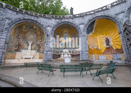 Altäre im Freien im Heiligtum von Lourdes, Frankreich, Europa Stockfoto