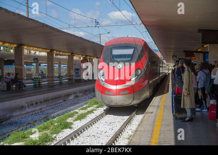 FLORENZ, ITALIEN - 25. DEZEMBER 2017: Trenitalia Frecciarossa ETR 1000 Hochgeschwindigkeitszug kommt auf dem Bahnsteig der zentralen Bahntrasse Stockfoto