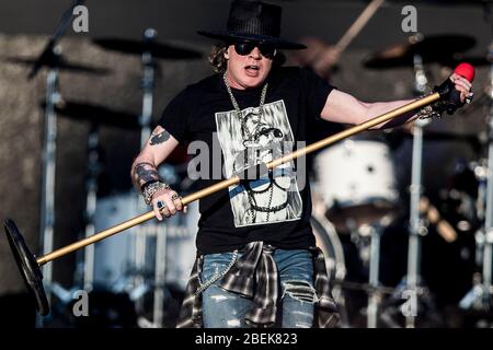 Odense, Dänemark. Juni 2018. Die amerikanische Rockband Guns N’ Roses spielt ein Live-Konzert im Dyrskuepladsen in Odense. Hier ist Sänger Axel Rose live auf der Bühne zu sehen. (Foto: Gonzales Photo - Lasse Lagoni). Stockfoto