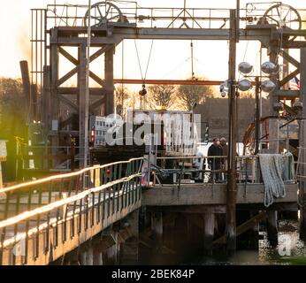 New York, NY - 14. April 2020: Ausrüstung wird auf der Fähre von City Island nach Hart Island verladen, wo nicht beanspruchte COVID-19 Leichen begraben sind Stockfoto