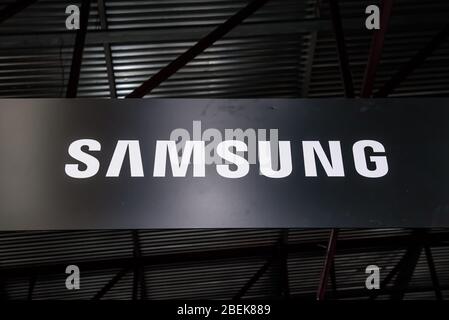 RIGA, LETTLAND. Oktober 2019. Logo der FIRMA SAMSUNG. SAMSUNG ist ein südkoreanischer multinationaler Konzern. Stockfoto