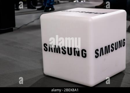 RIGA, LETTLAND. Oktober 2019. Logo der FIRMA SAMSUNG. SAMSUNG ist ein südkoreanischer multinationaler Konzern. Stockfoto